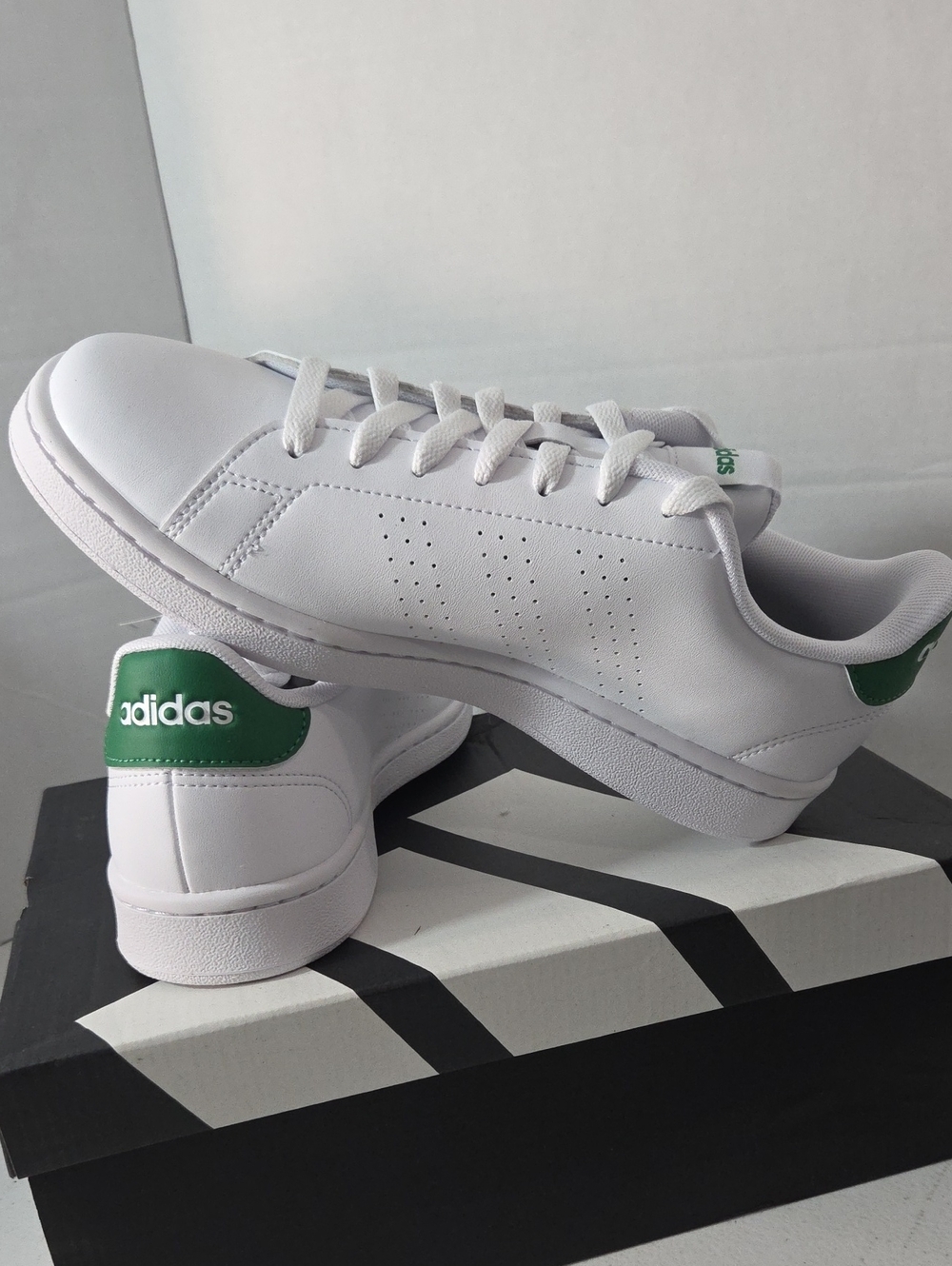 adidas Sz 7 Mens White Sneakers with Green Heel Tab